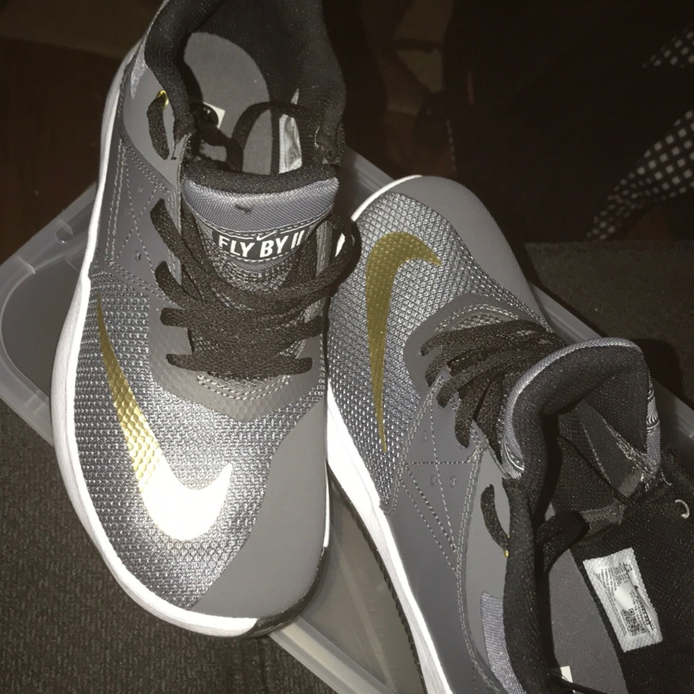 Nike Fly By II-NWOT- Ladies Size 9.5/Men 7.5